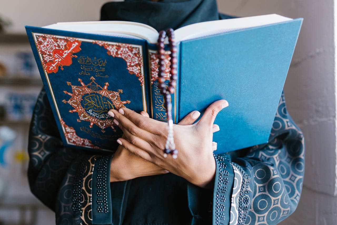 Yeni Başlayanlar İçin 5 Vakit Namaz Nasıl Kılınır? (Rekat Sayıları ve Kılınışı)